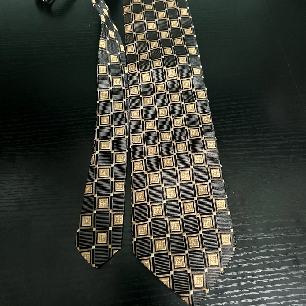 Hart Schaffner Marx Mens Necktie Tie Gold/Black Geometric Silk USA
